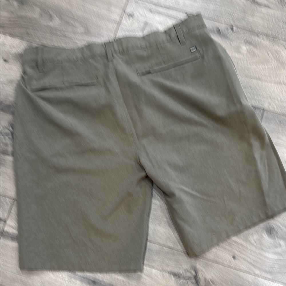Hurley Green Flat Front Men’s 36” shorts for Casual Style - Picture 4 of 4
